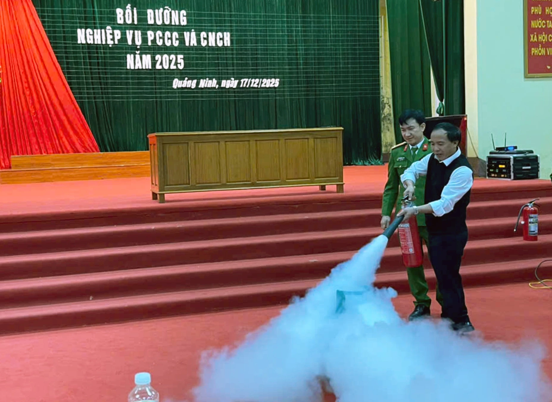 Thực hành PCCC-CNCH tại lớp tập huấn -Ảnh: N.K