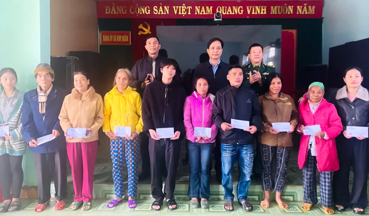 Bộ đội Biên phòng hỗ trợ các hộ gia đình bị ảnh hưởng mưa lũ tại xã Kim Ngân