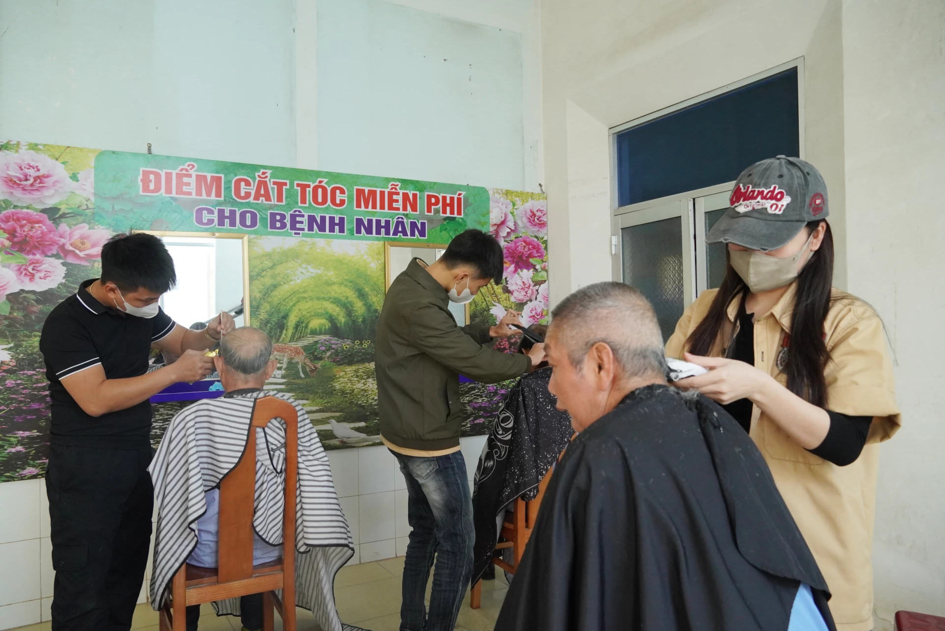 Điểm cắt tóc miễn phí cho bệnh nhân và người nhà được duy trì đều đặn vào thứ 5 hàng tuần -Ảnh: H.L