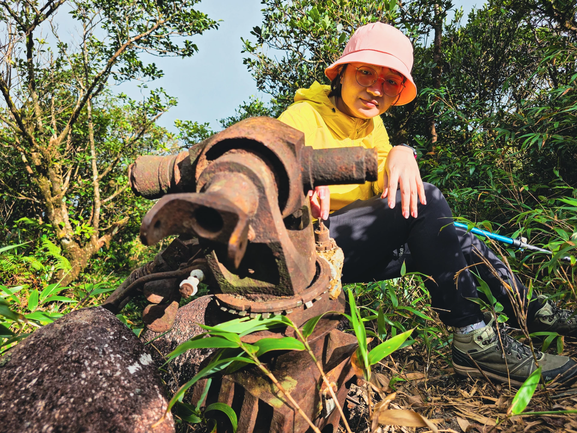 Dấu tích của chiến tranh còn sót lại trên cung đường lên với Pa Thiên-Voi Mẹp - Ảnh: Samuer