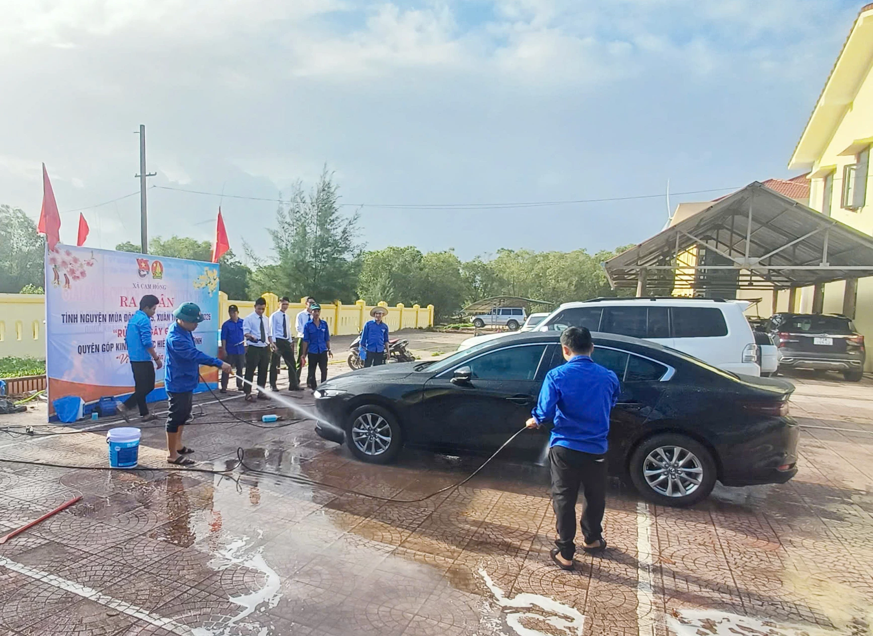 Tuổi trẻ Cam Hồng tích cực rửa xe gây quỹ, chung tay hỗ trợ các em học sinh kém may mắn đón Tết Nguyên đán ấm áp - Ảnh: N.H