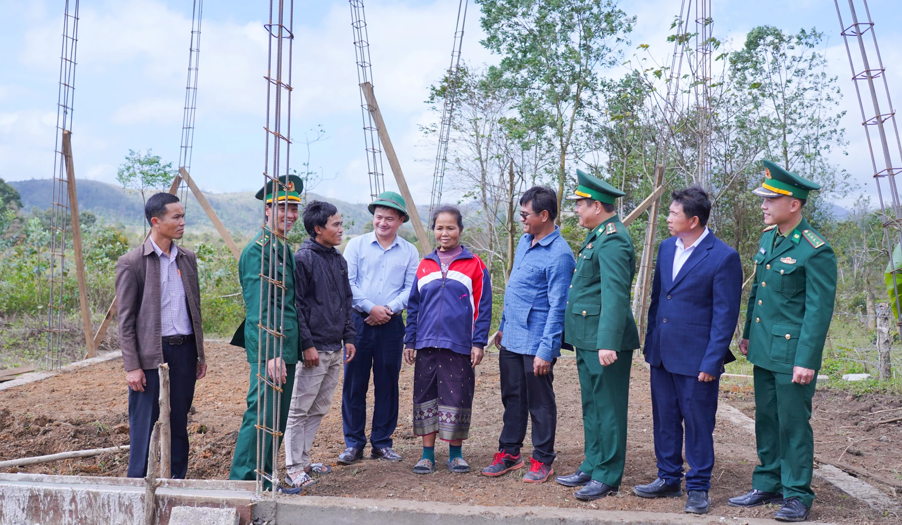 Xây dựng nhà “Nghĩa tình nơi biên giới Việt Nam - Lào” và nhà ăn bán trú Trường THCS Nội trú La Cồ