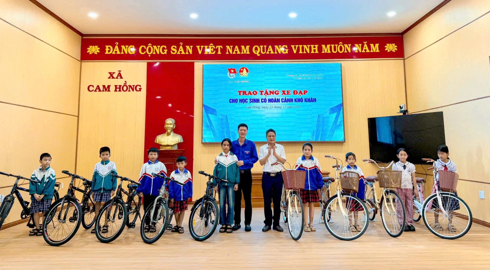 Xã Cam Hồng trao tặng 25 chiếc xe đạp cho học sinh có hoàn cảnh khó khăn