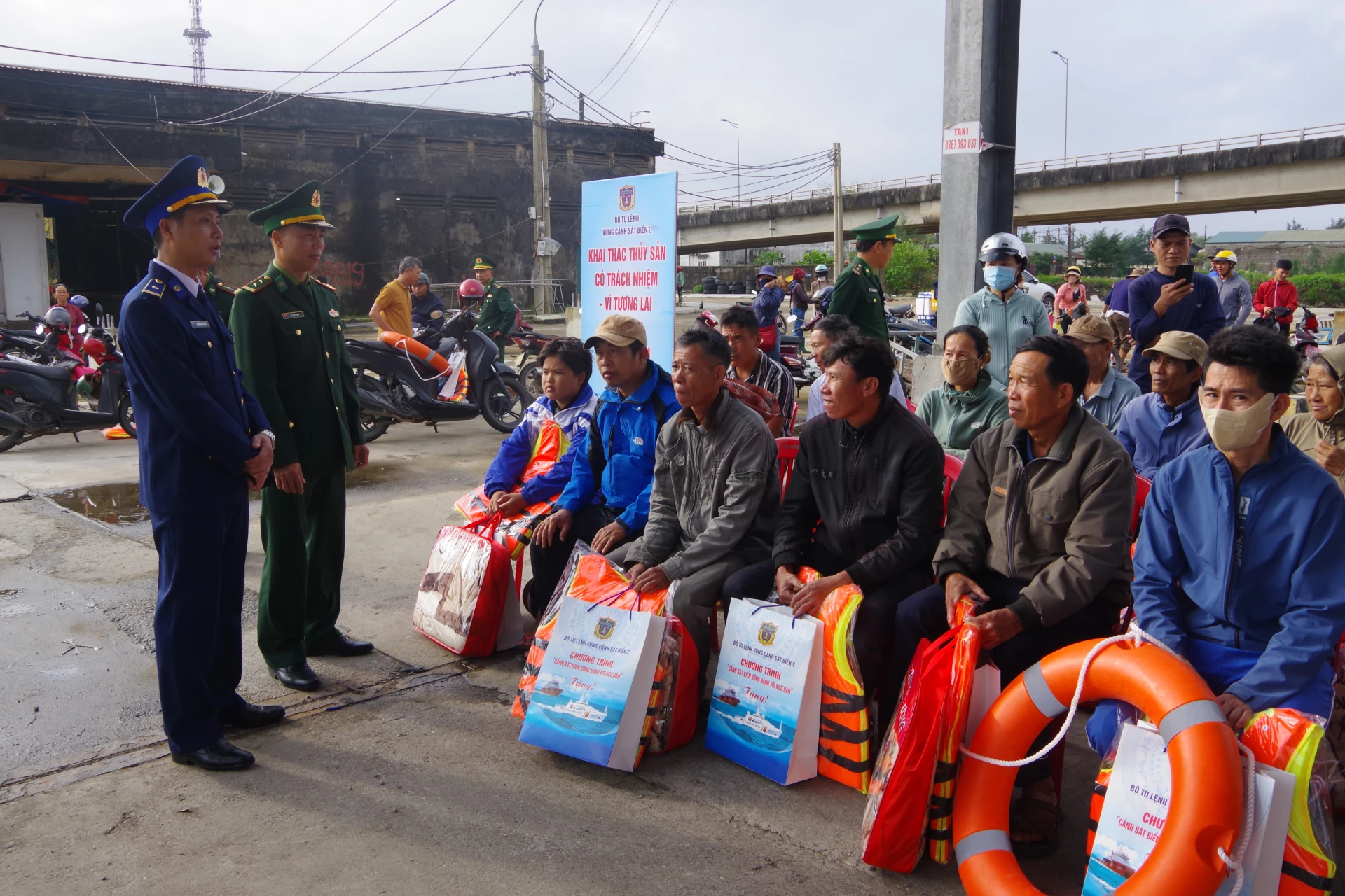Tuyên truyền quy định khai thác thủy sản cho hơn 150 ngư dân Nam Cửa Việt