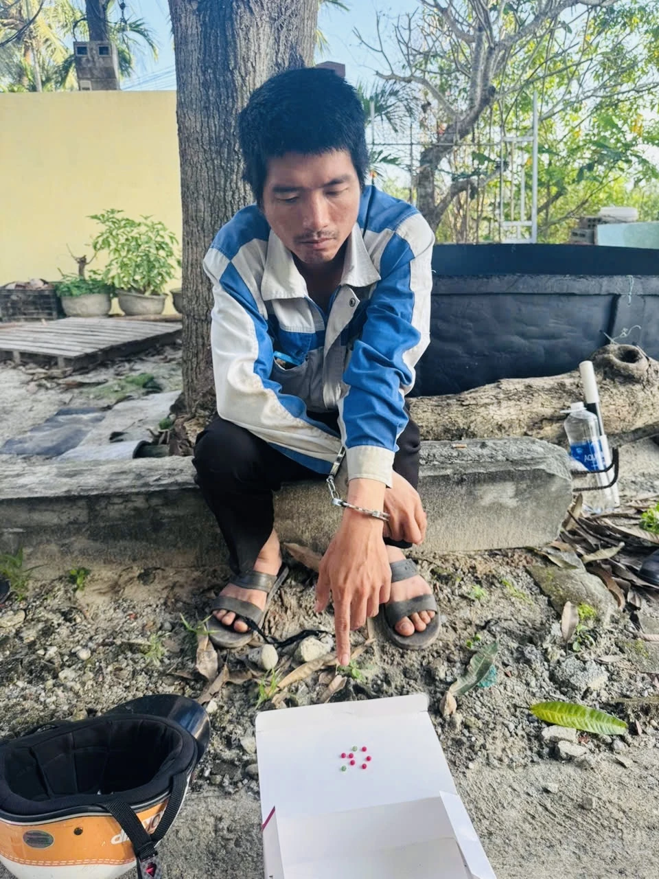 Đối tượng Trần Tuấn Phương và tang vật bị phát hiện, thu giữ  - Ảnh: B.N