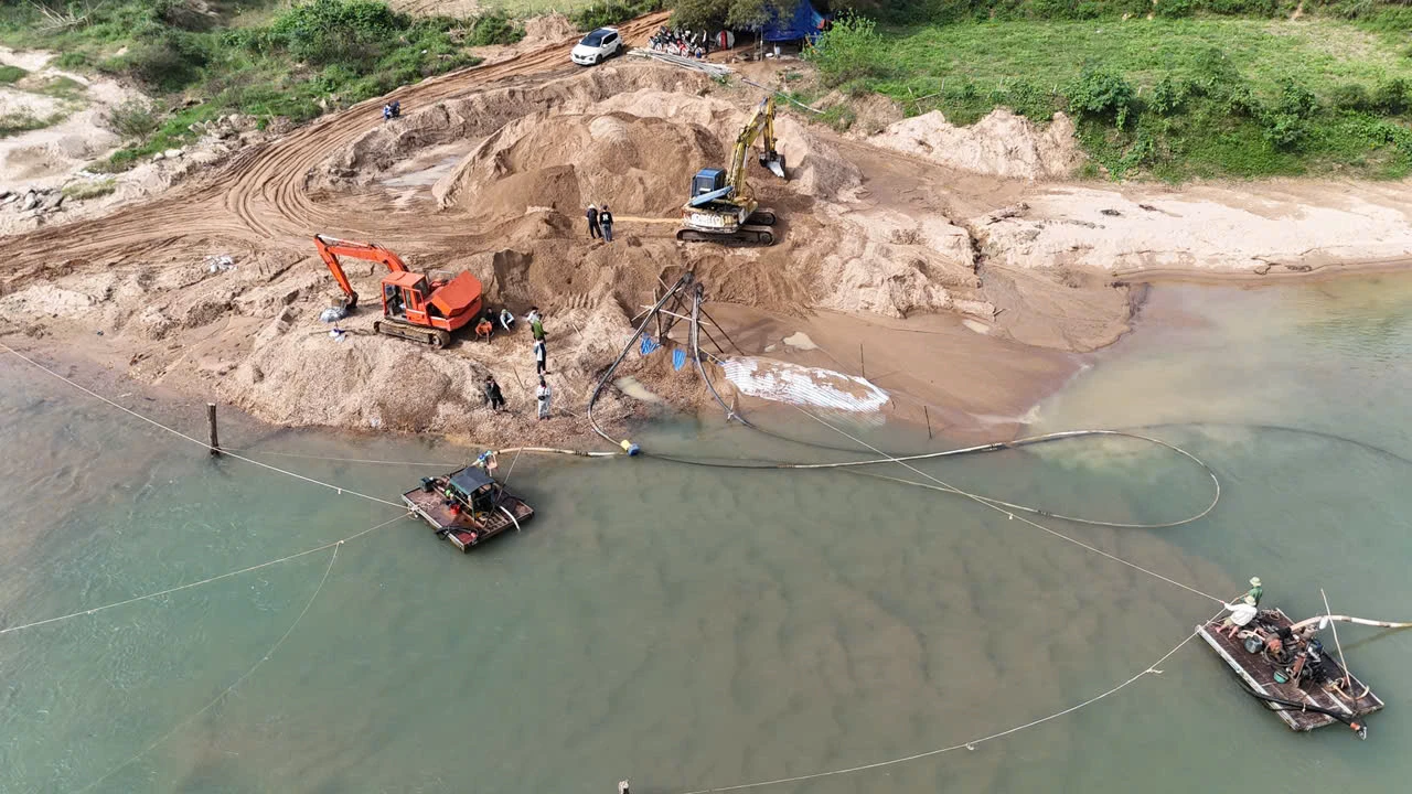 Phát hiện vụ khai thác cát trái phép với số lượng lớn