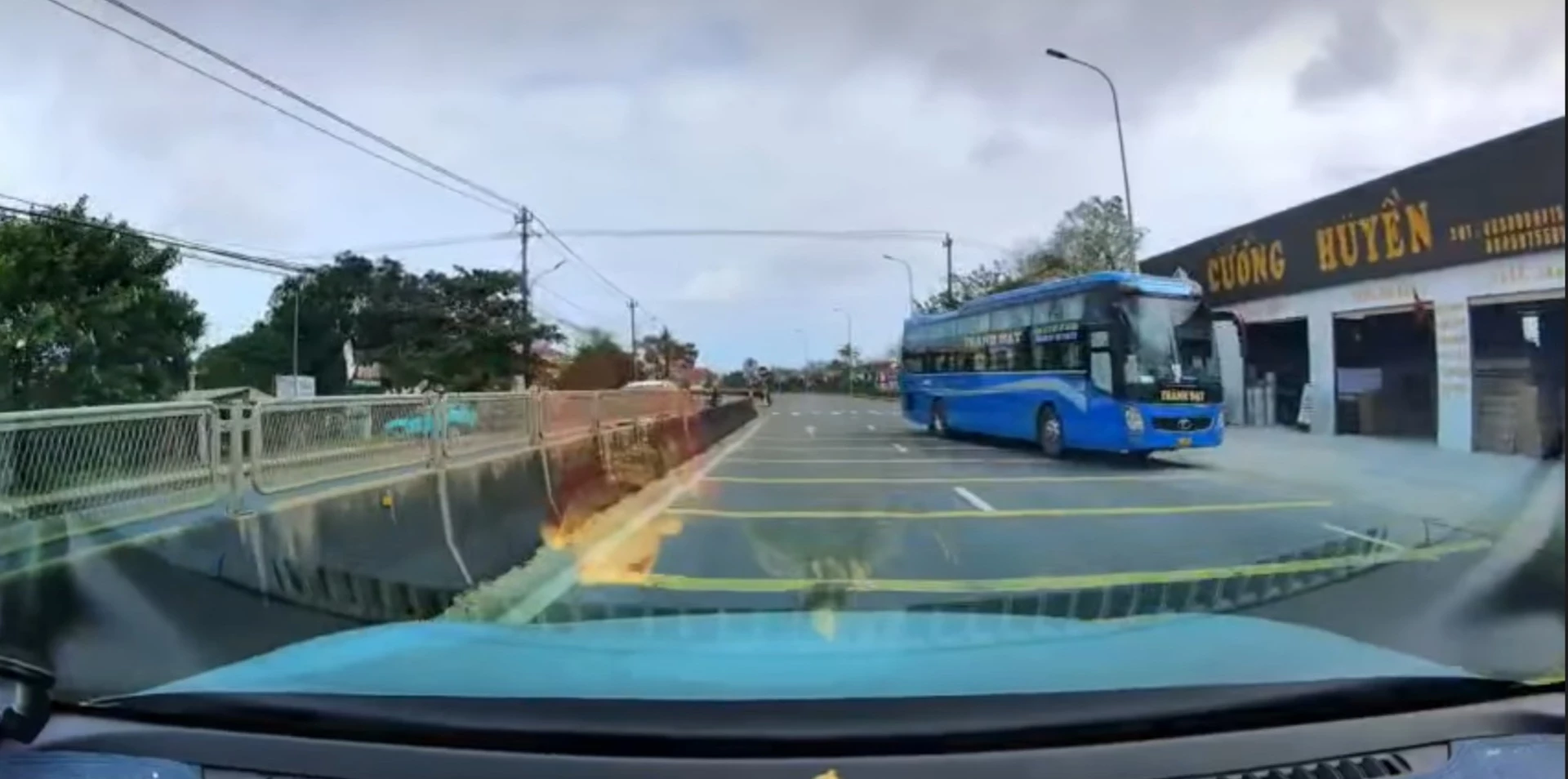 Hình ảnh vi phạm của người điều khiển phương tiện ô tô khách đi ngược chiều trên đường có biển “Cấm đi ngược chiều” do người dân cung cấp - Ảnh: T.L