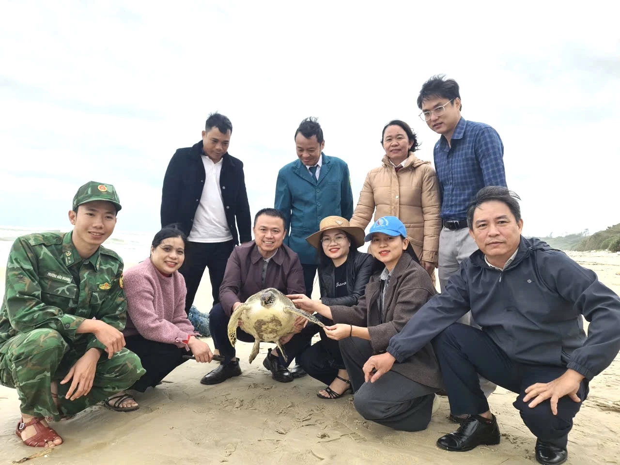 Đội Tình nguyện viên bảo tồn rùa biển xã Vĩnh Hoàng phối hợp các đơn vị liên quan tiến hành thả cá thể rùa quý hiếm về biển Vĩnh Thái vào lúc 8 giờ 30 phút ngày 26/12 - Ảnh: NT