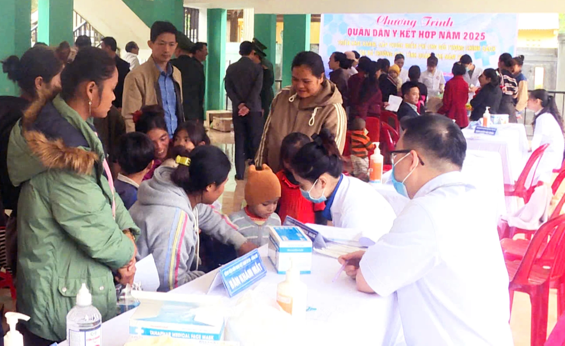 Các y, bác sĩ khám bệnh và tư vấn sức khoẻ cho người dân bản Trung Sơn, xã Trường Sơn - Ảnh: ĐT