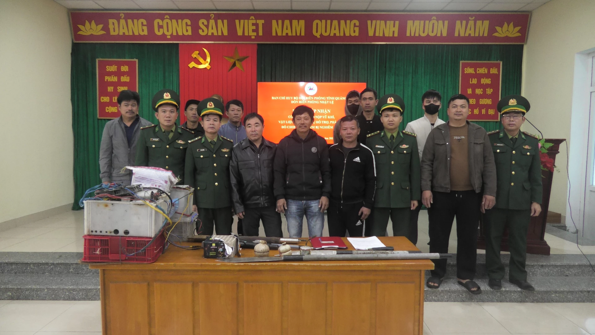 Nhiều người dân tự nguyện giao nộp vũ khí tự chế, vật liệu nổ