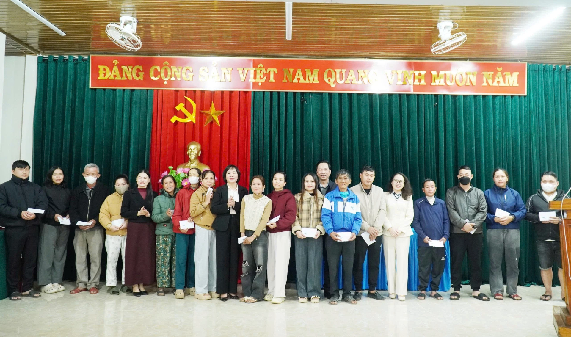 Đồng chí Hoàng Nam, Phó Chủ tịch Thường trực UBND tỉnh, cùng các thành viên Tổ đại biểu HĐND tỉnh trao quà cho các hộ gia đình khó khăn - Ảnh: Anh Vũ