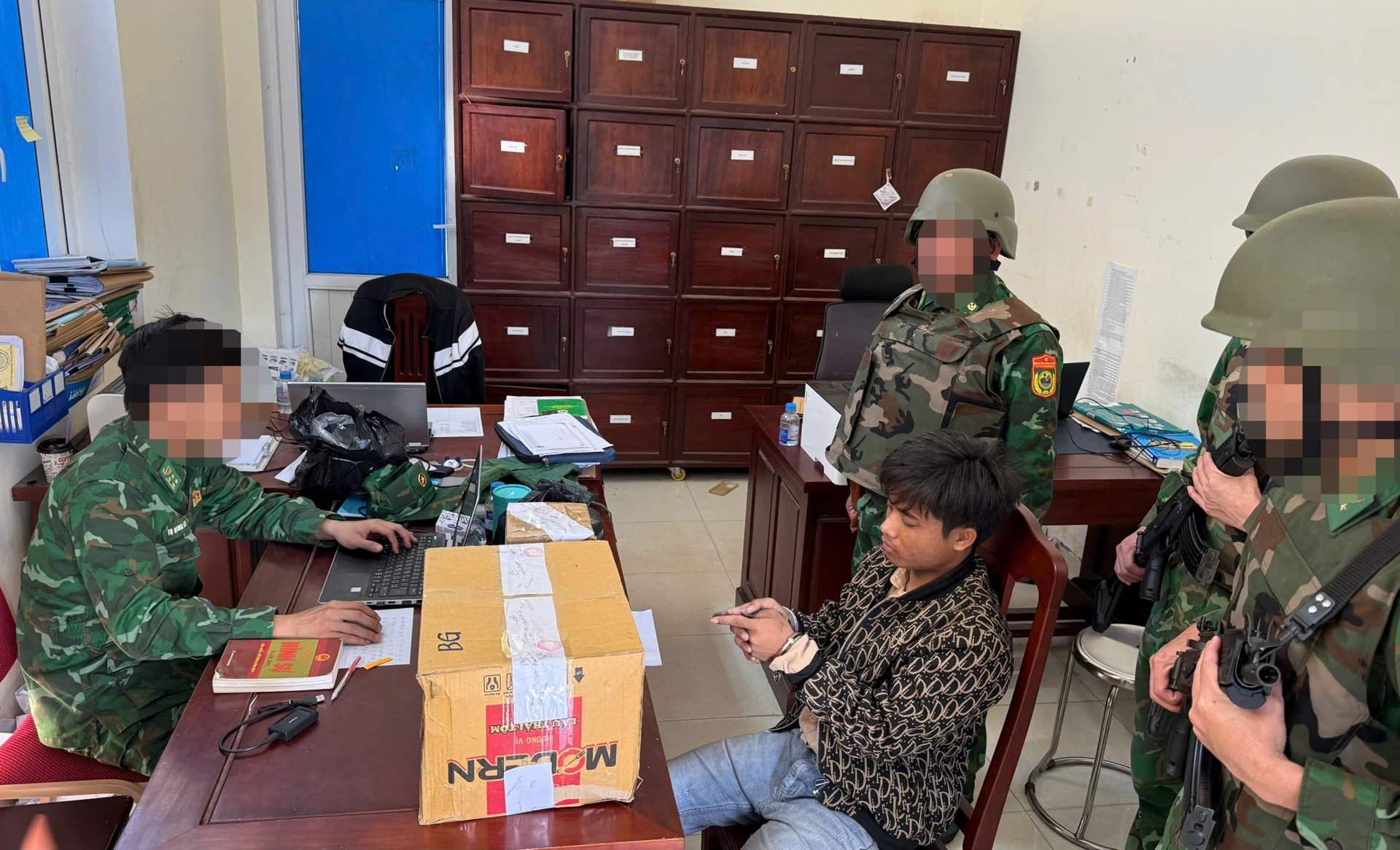 1.	Cán bộ Nghiệp vụ Đồn Biên phòng cửa khẩu quốc tế Lao Bảo làm việc với đối tượng là Hồ Văn Triệu.