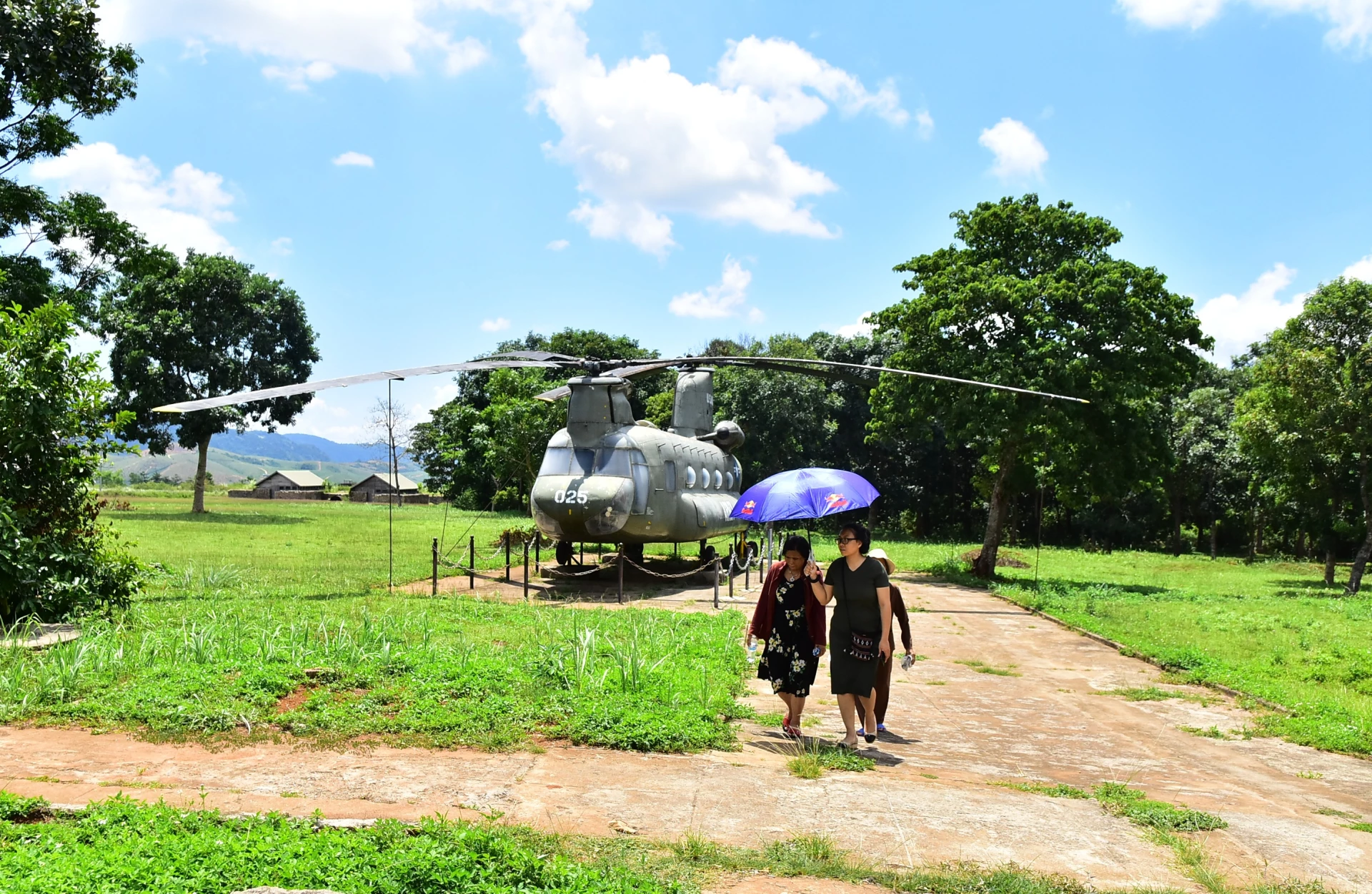 Du khách tham quan di tích Sân bay Tà Cơn - Ảnh: T.Tuyền