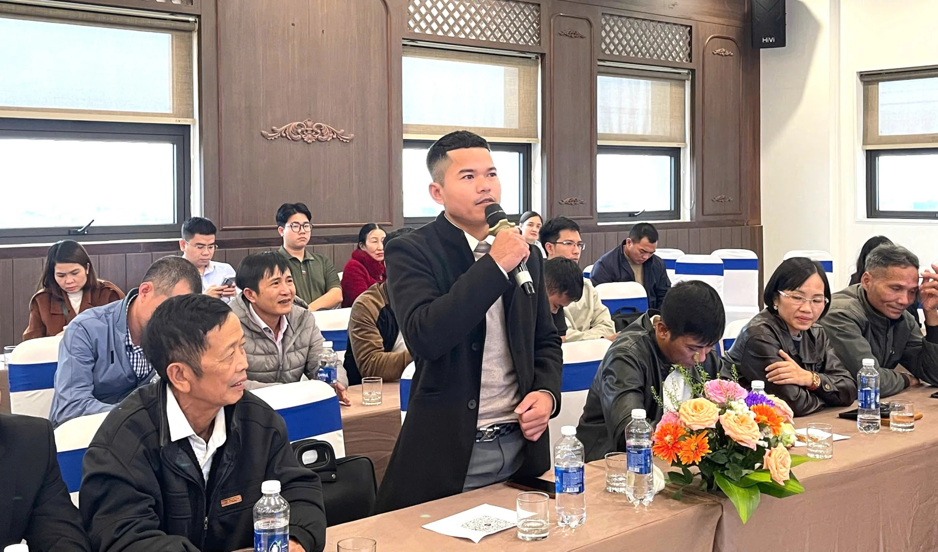 Các đại biểu tham gia chia sẻ, thảo luận về những kết quả nổi bật, kinh nghiệm trong tổ chức thực hiện Dự án - Ảnh: T.L