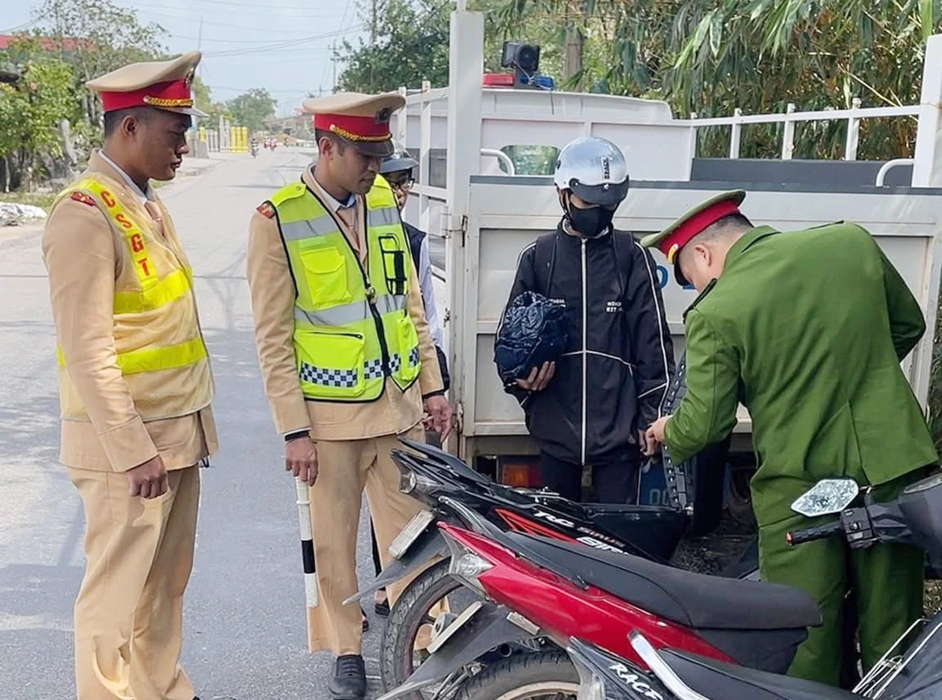 Lực lượng Cảnh sát giao thông phối hợp với Công an cấp xã kiểm tra công tác bảo đảm an toàn giao thông. Ảnh: B.T