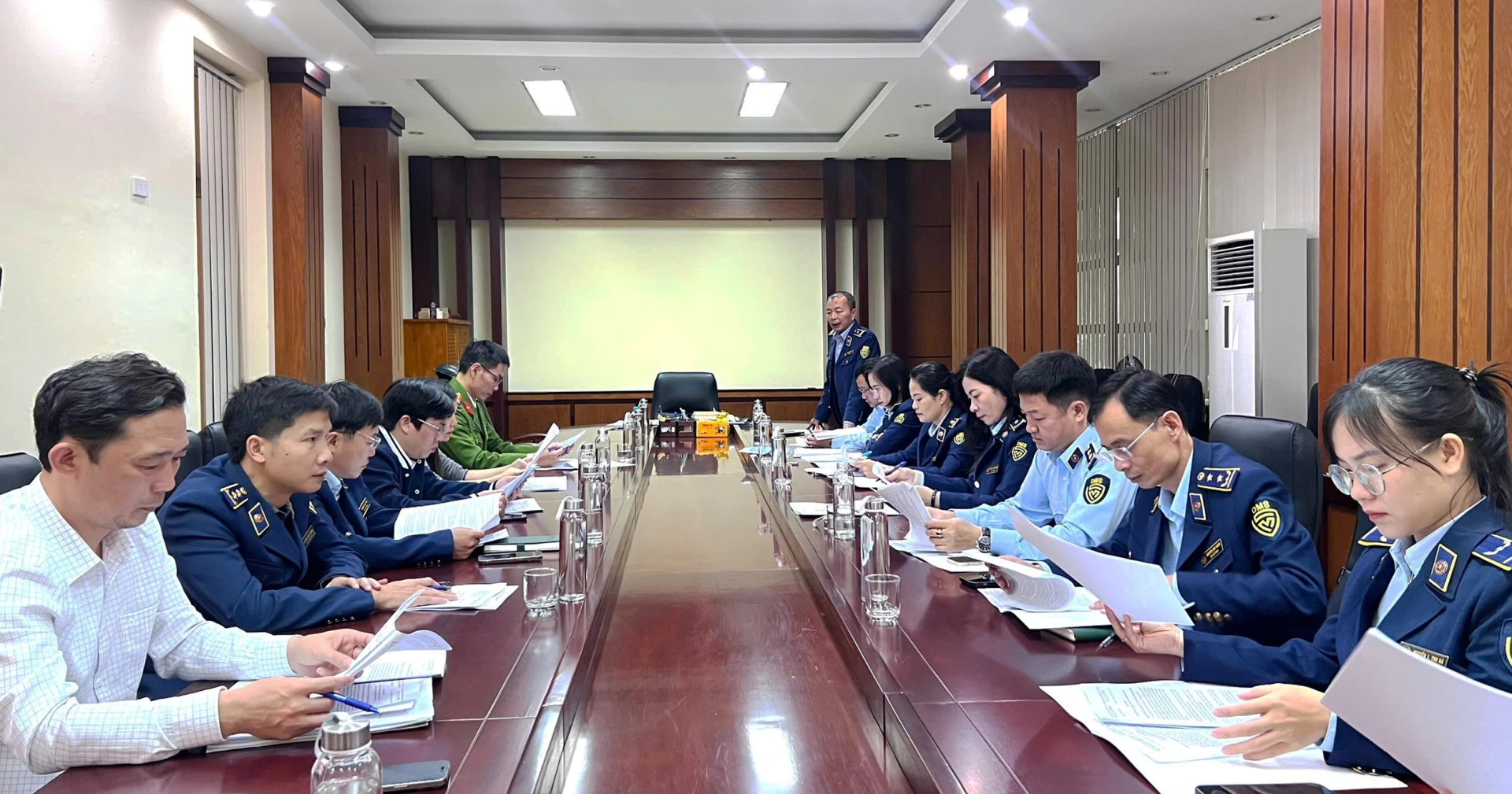 Hội đồng tiêu hủy họp triển khai phương an tiêu hủy - Ảnh: H.T