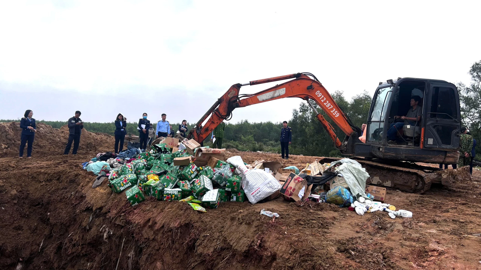 Hàng hóa được tiêu hủy tại bãi rác chung Đồng Hới - Bố Trạch (xã Nam Trạch) - Ảnh: H.T