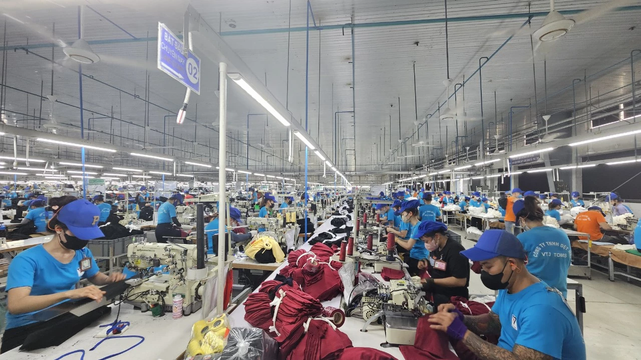 Công ty TNHH Dệtmay VTJ TOMS, cụm công nghiệp Diên Sanh là đơn vị luôn đảm bảo tiền lương, thưởng tết cho người lao động. - Ảnh: T.T