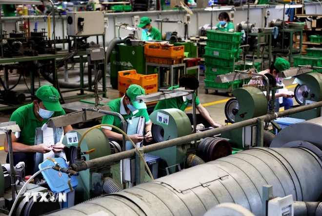 Người lao động làm việc tại khu công nghiệp Tân Phú Trung, huyện Củ Chi, Thành phố Hồ Chí Minh. (Ảnh: Hồng Đạt/TTXVN)