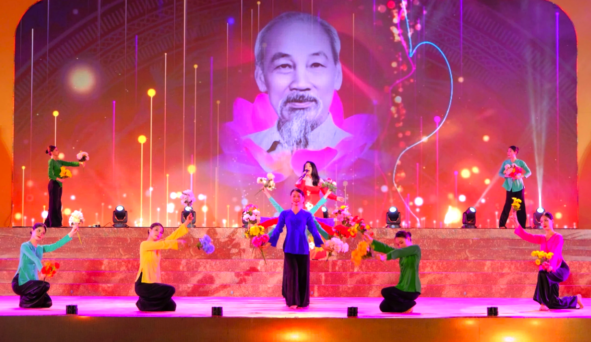 Biểu diễn văn nghệ quần chúng tại Vĩnh Linh - Ảnh: Trần Tuyền