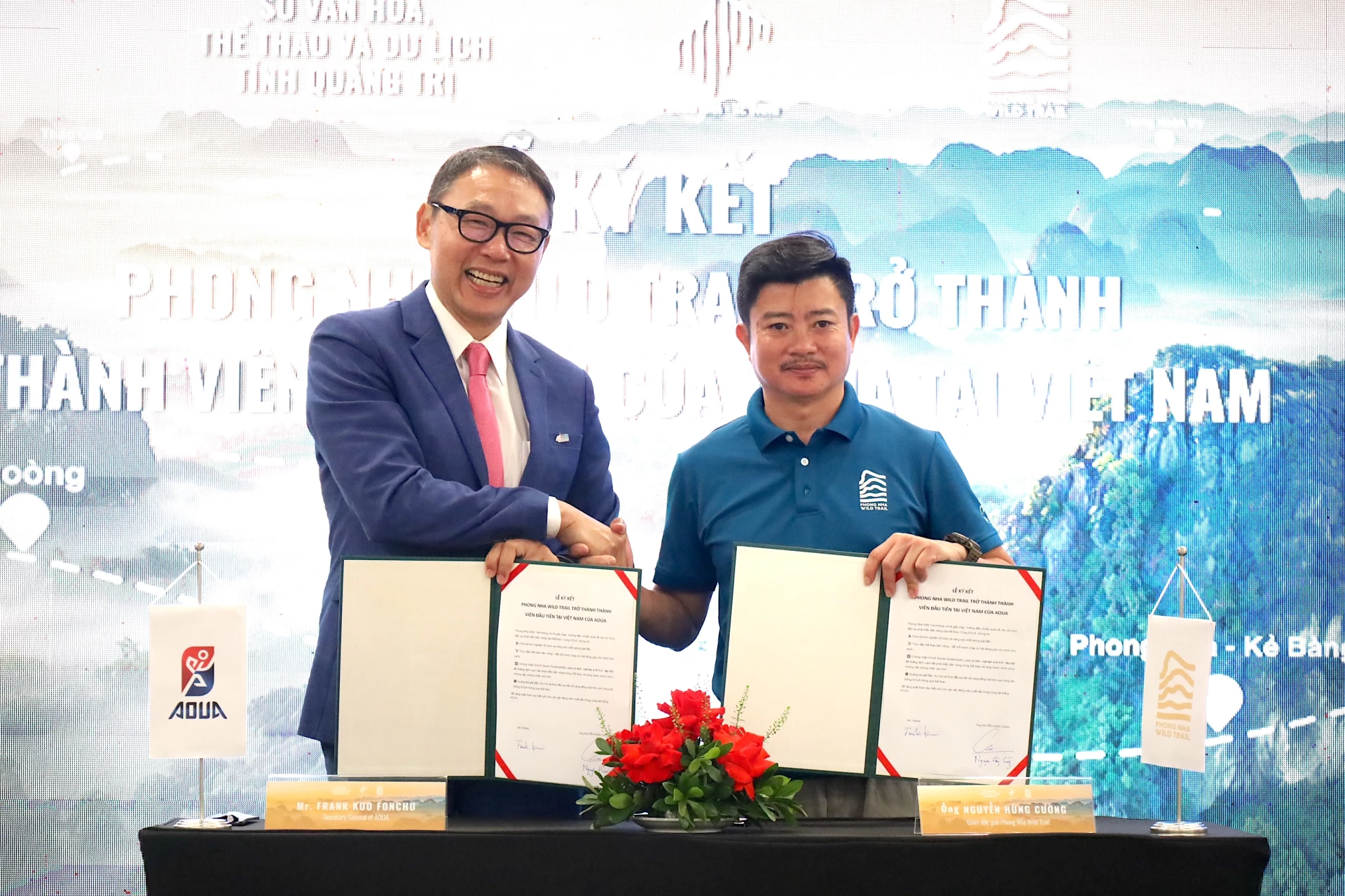 Ký kết hợp tác giữa Phong Nha Wild Trail và Hiệp hội Chạy đường dài Châu Á – Châu Đại Dương (AOUA). Ảnh: Q.N