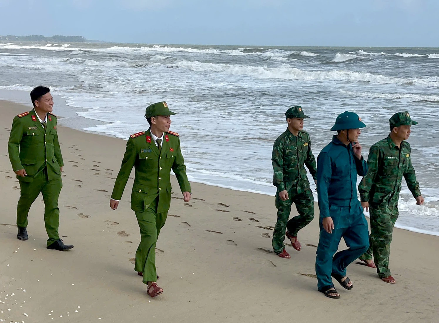 Các lực lượng phối hợp tìm kiếm nạn nhân mất tích - Ảnh: T.H