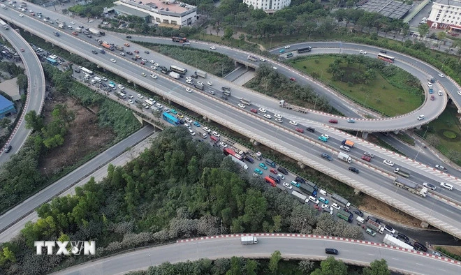 Các phương tiện nối đuôi nhau vội vã rời Hà Nội tại cửa ngõ phía Nam. (Ảnh: Quốc Khánh/TTXVN)