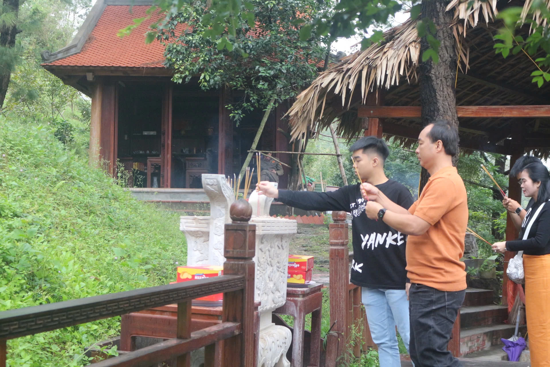 Tính từ ngày 1/1 đến 3/1, khu mộ đã đón hơn 2.000 lượt người đến viếng - Ảnh: N.M.P 