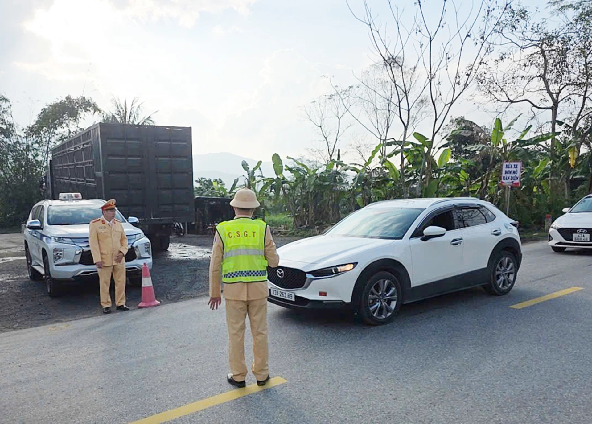 Lực lượng Cảnh sát giao thông tăng cường bảo đảm trật tự an toàn giao thông trong dịp nghỉ Tết Dương lịch 2026. Ảnh: B.T