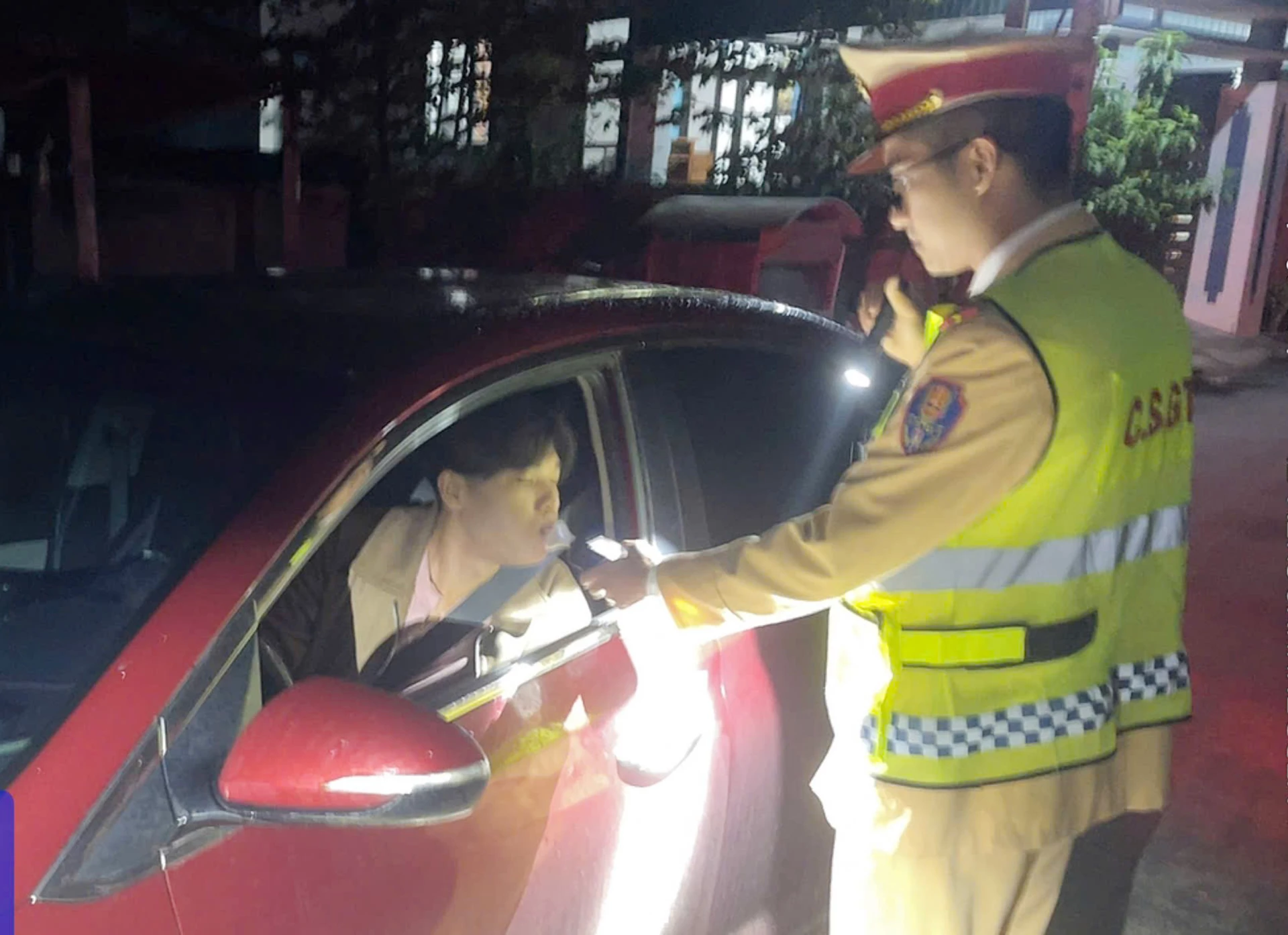 Lực lượng Cảnh sát giao thông kiểm tra nồng độ cồn đối với người điều khiên xe ôt tô. Ảnh: B.T