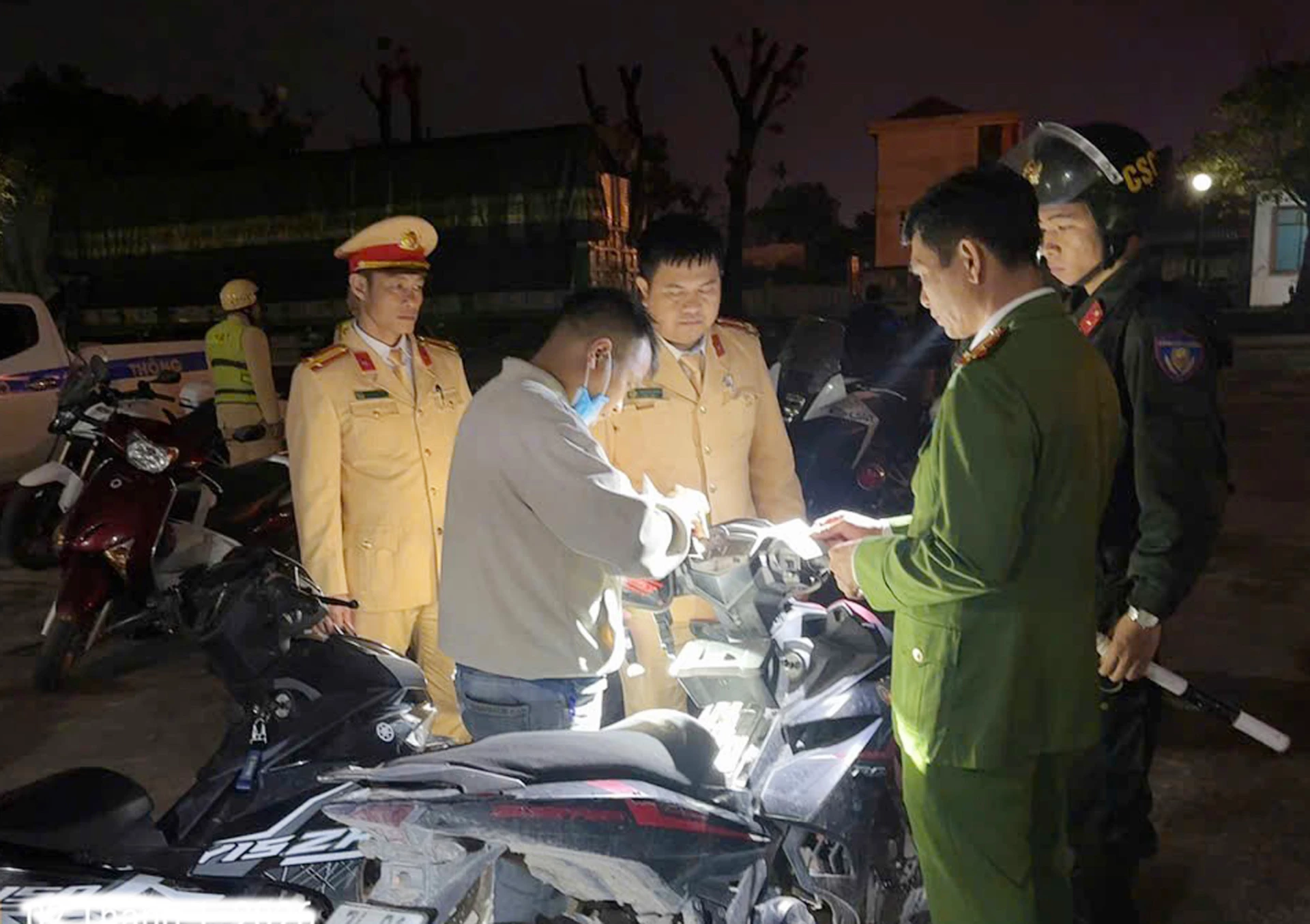 Lực lượng liên ngành kiểm tra hành chính đối với người điều khiển mô tô. Ảnh: B.T