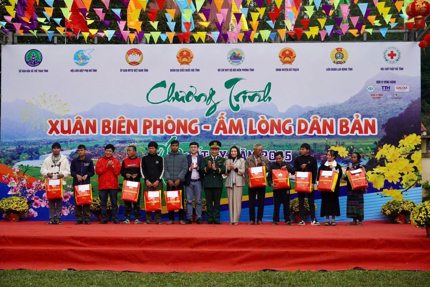 Đoàn ĐBQH tỉnh trao quà Tết Ất tỵ - 2025 trong Chương trình Xuân Biên phòng - Ấm lòng dân bản năm 2025 - Ảnh: N.M.P