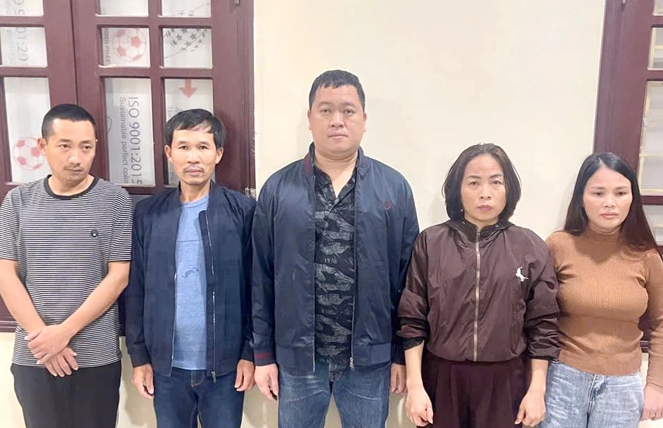 Các đối tượng tại cơ quan Công an.