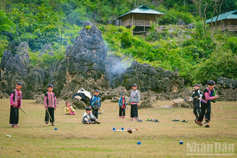 Hình ảnh trẻ em tại Hang Táu, xã Mộc Châu, tỉnh Sơn La. (Ảnh: BẢO LONG)