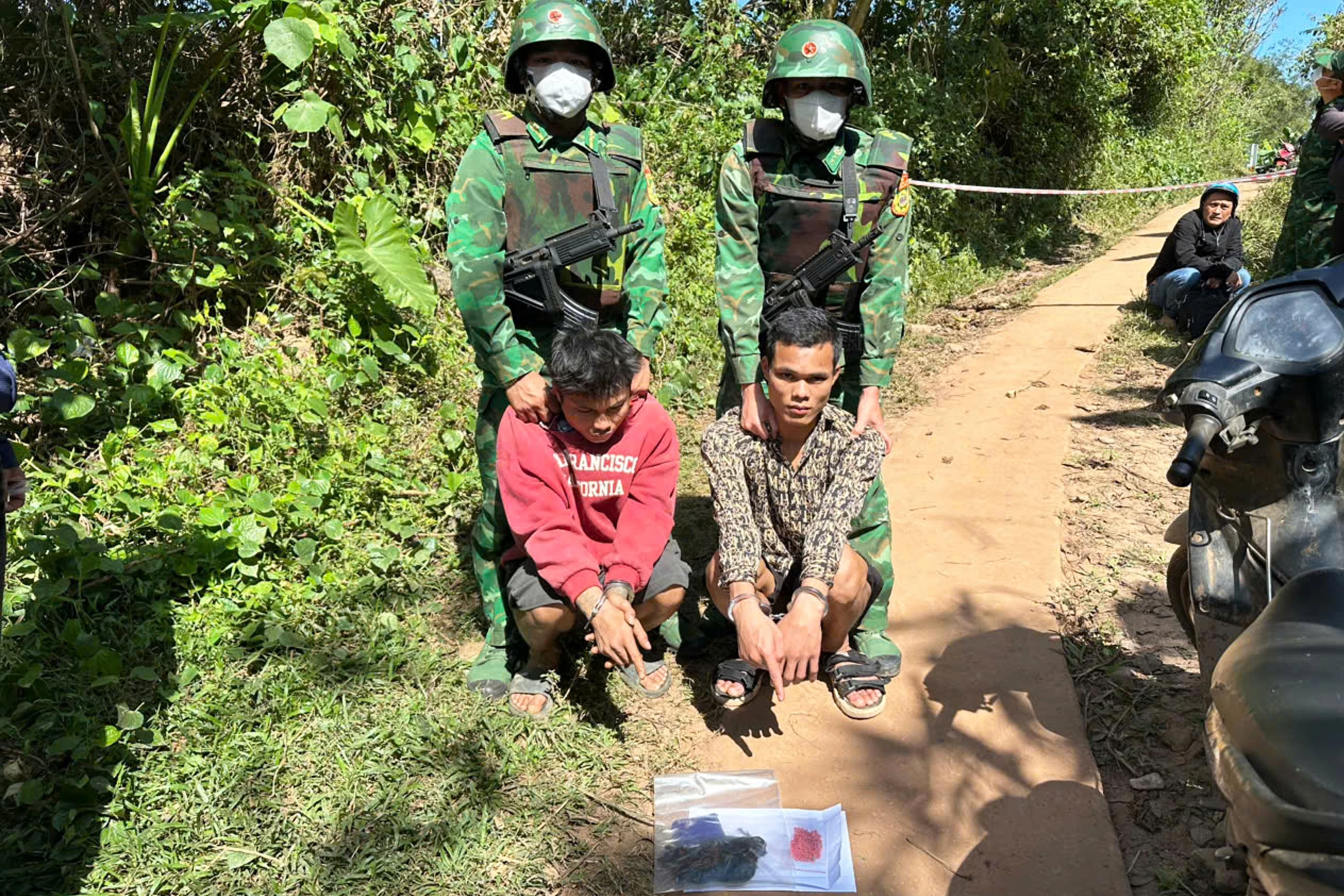 Các đối tượng Hồ Văn Ngôi và Hồ Văn Thay cùng tang vật là 198 viên ma túy tổng hợp - Ảnh: H.N