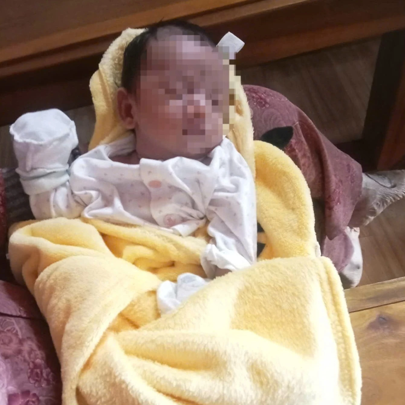 Cháu bé được phát hiện bị bỏ rơi trước cổng nhà dân ở xã Gio Linh - Ảnh: CTV