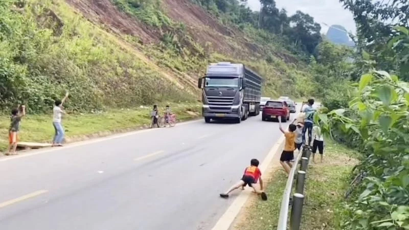 Quảng Trị: Trẻ em đứng bên đường vẫy tay ô-tô qua lại tiềm ẩn nguy cơ tai nạn giao thông