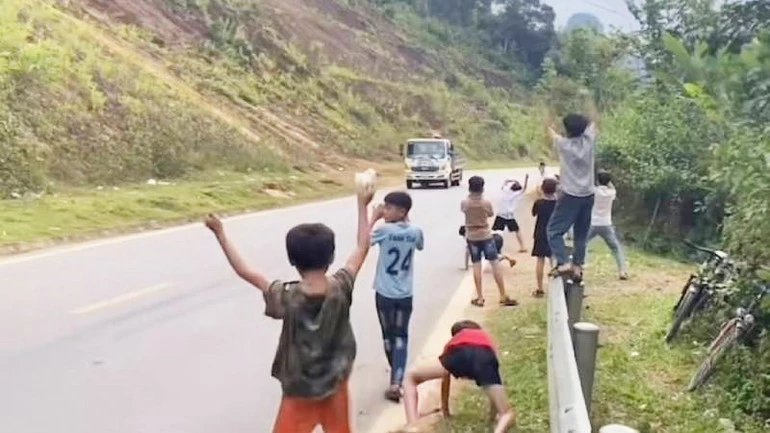 Trẻ em chưa có đầy đủ nhận thức về an toàn giao thông an toàn nên vô tư đứng gần lòng đường vẫy tay xe ô-tô qua lại. Điều này có thể khiến người điều khiển phương tiện mất tập trung, tiềm ẩn nguy cơ xảy ra tai nạn.