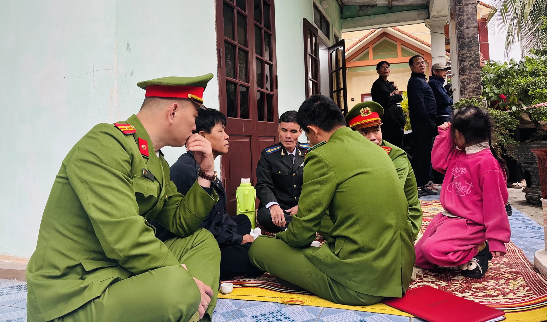 Lực lượng chức năng làm công tác tư tưởng, thuyết phục đương sự chấp hành quyết định thi hành án - Ảnh: K.H