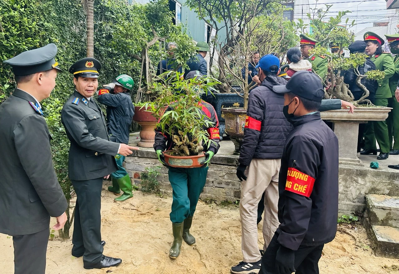 Lực lượng chức năng và các bên liên quan tiến hành di dời tài sản theo quyết định của thi hành án - Ảnh: K.H