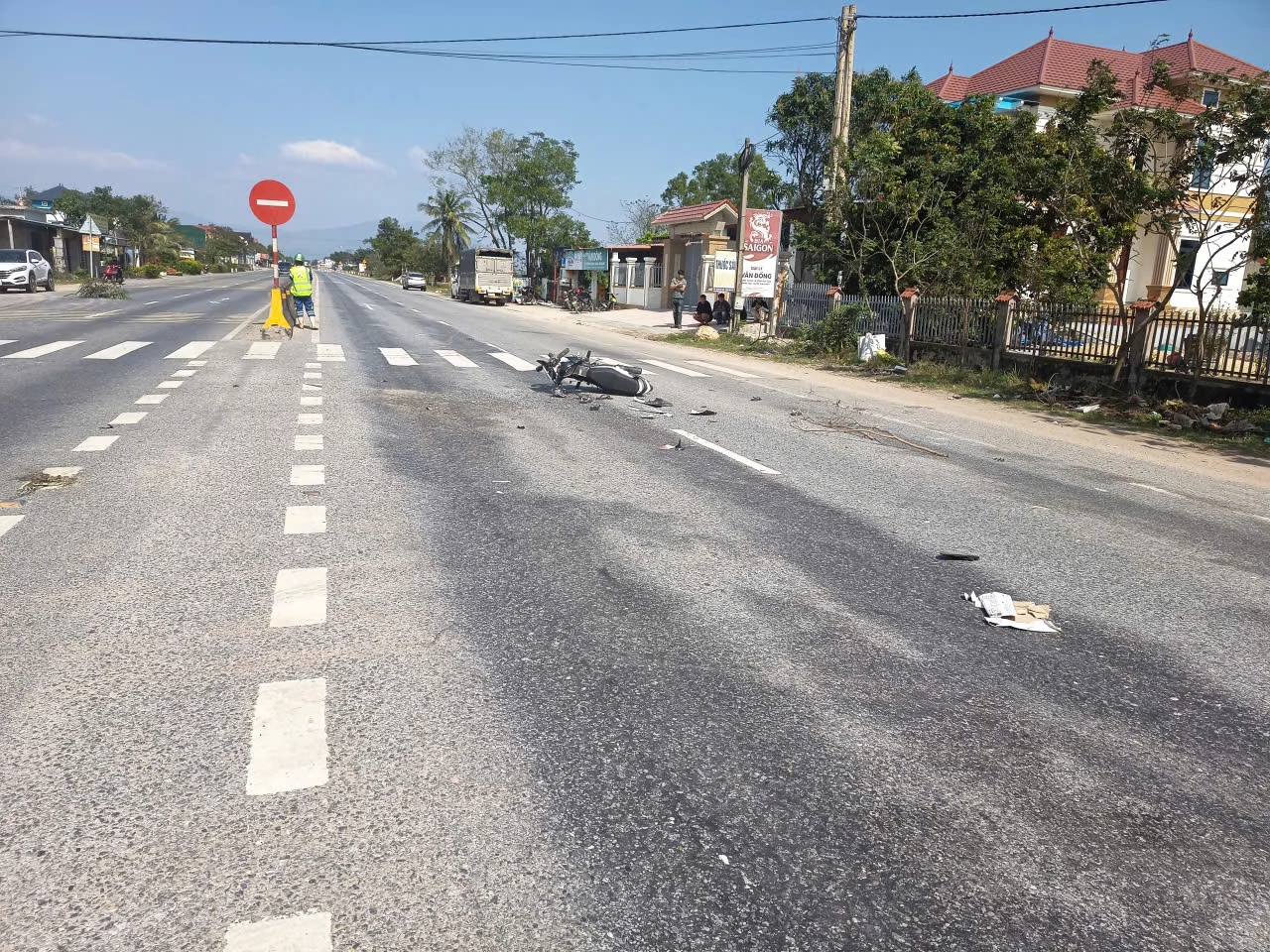 Va chạm với ô tô trên Quốc lộ 1, 3 người bị thương nặng