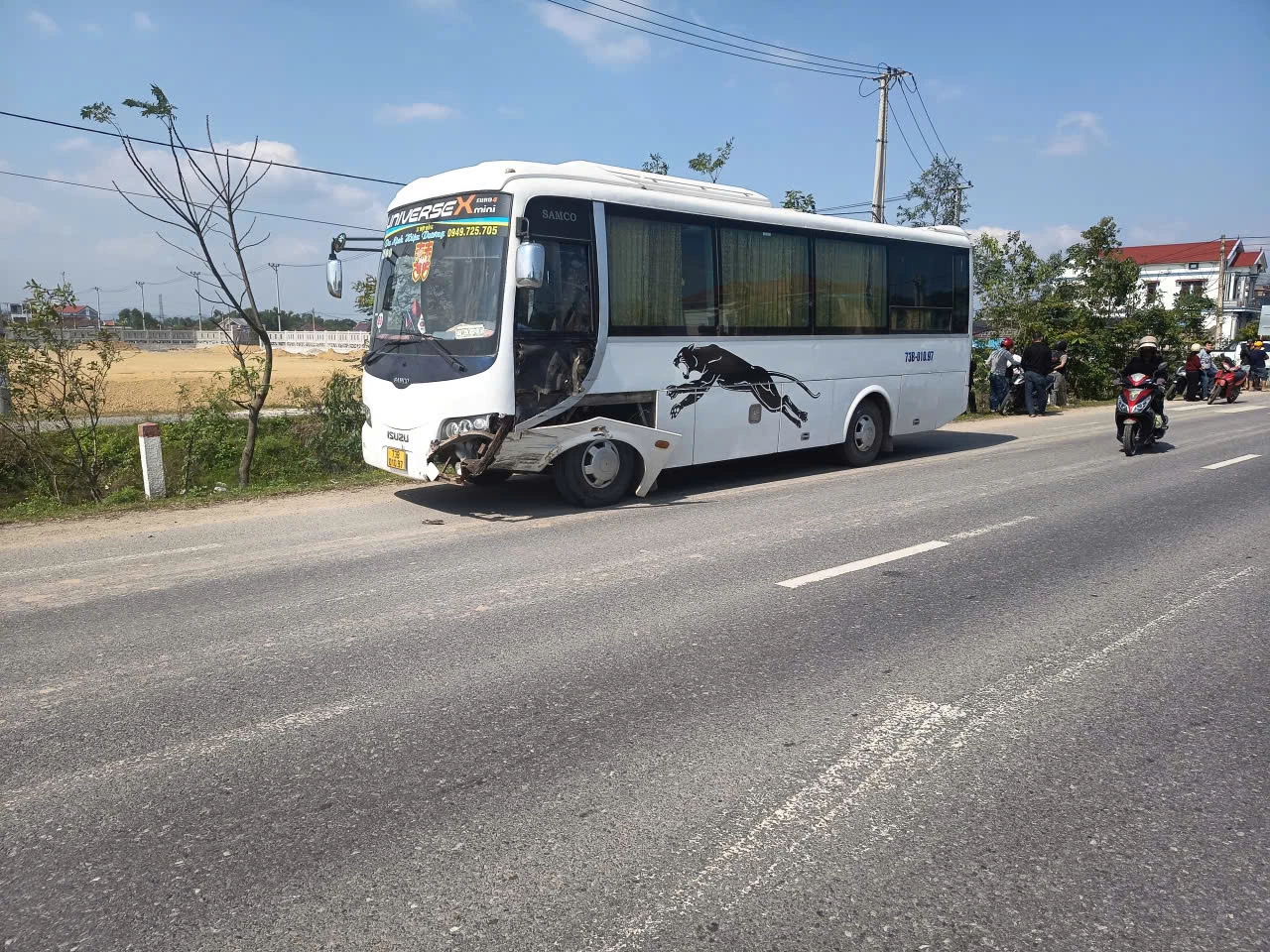 Đầu xe ô tô bị hư hỏng sau va chạm - Ảnh N.M.P