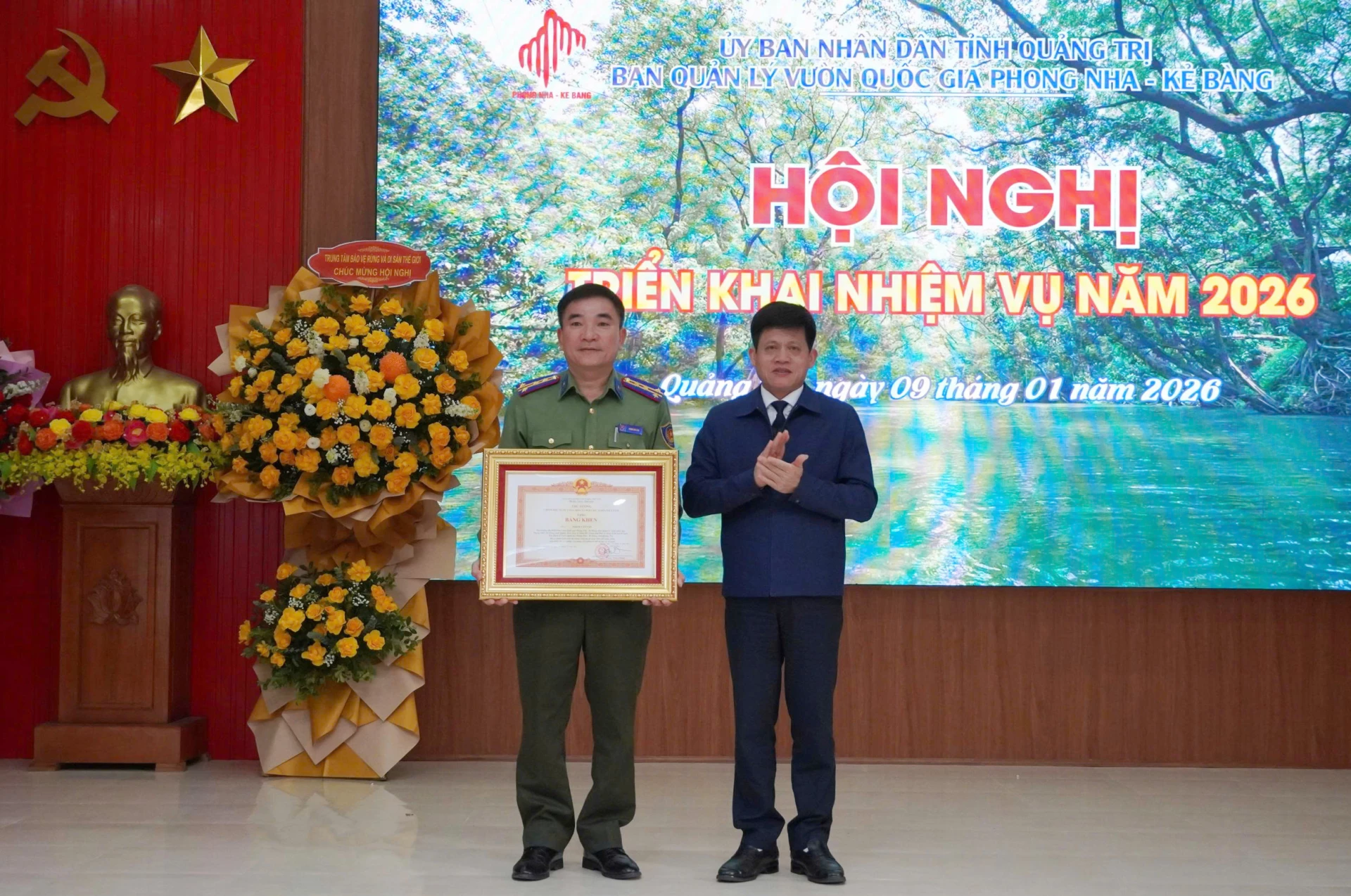 Thừa ủy quyền của Thủ tướng Chính phủ, Phó Chủ tịch UBND tỉnh Lê Văn Bảo trao Bằng khen của Thủ tướng Chính phủ cho cá nhân thuộc Ban Quản lý VQG Phong Nha- Kẻ Bàng - Ảnh: N.H