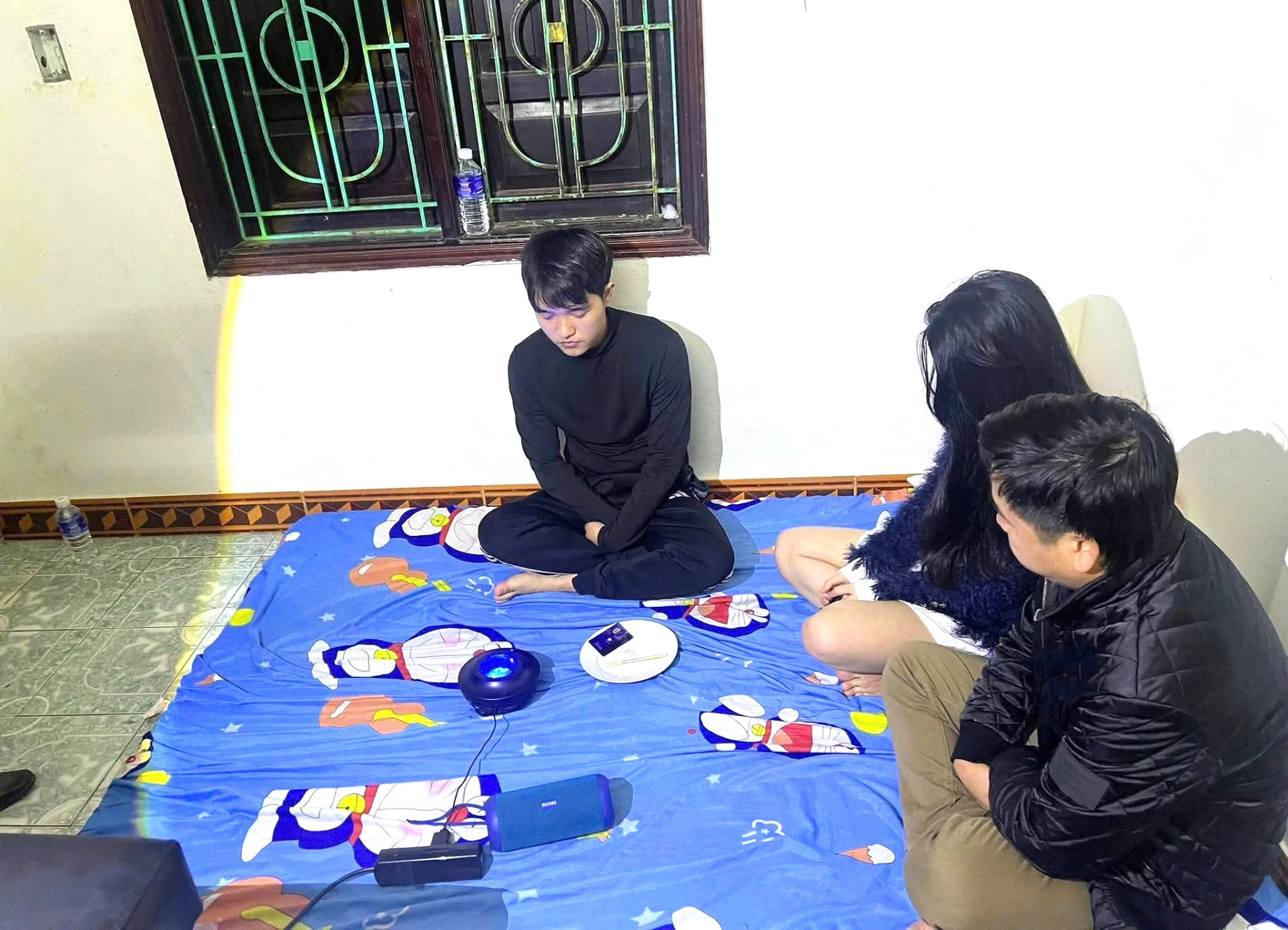 Các đối tượng cùng tang vật dùng để sử dụng trái phép chất ma túy - Ảnh: Trung Đức