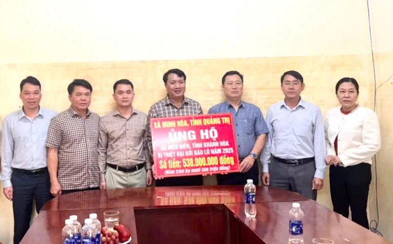 Xã Minh Hóa: Trao quà hỗ trợ đồng bào vùng lũ tại tỉnh Khánh Hòa