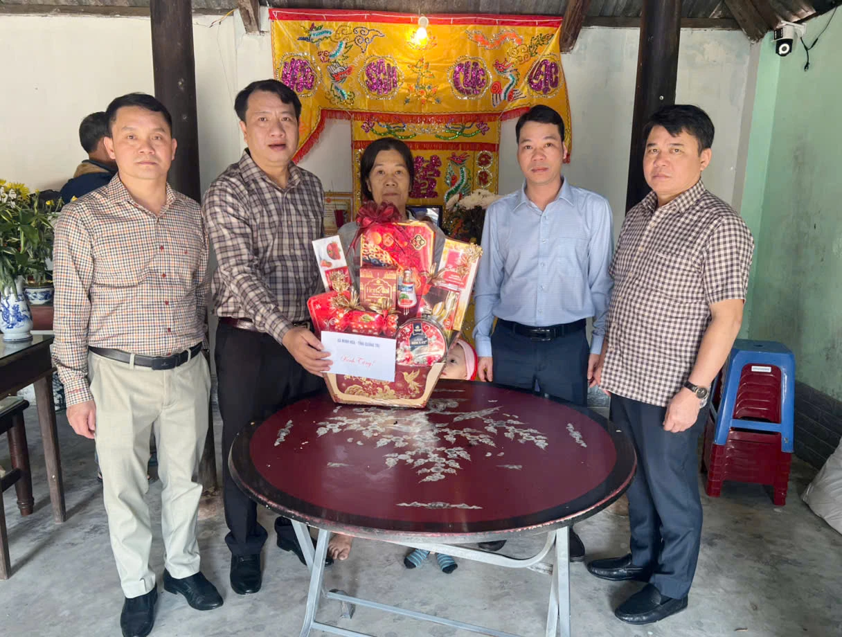 Hình ảnh thăm hỏi và trao tặng quà đầy ấm áp đến các gia đình chịu thiệt hại nặng nề do mưa lũ tại xã Diên Điền, tỉnh Khánh Hòa - Ảnh: C.T