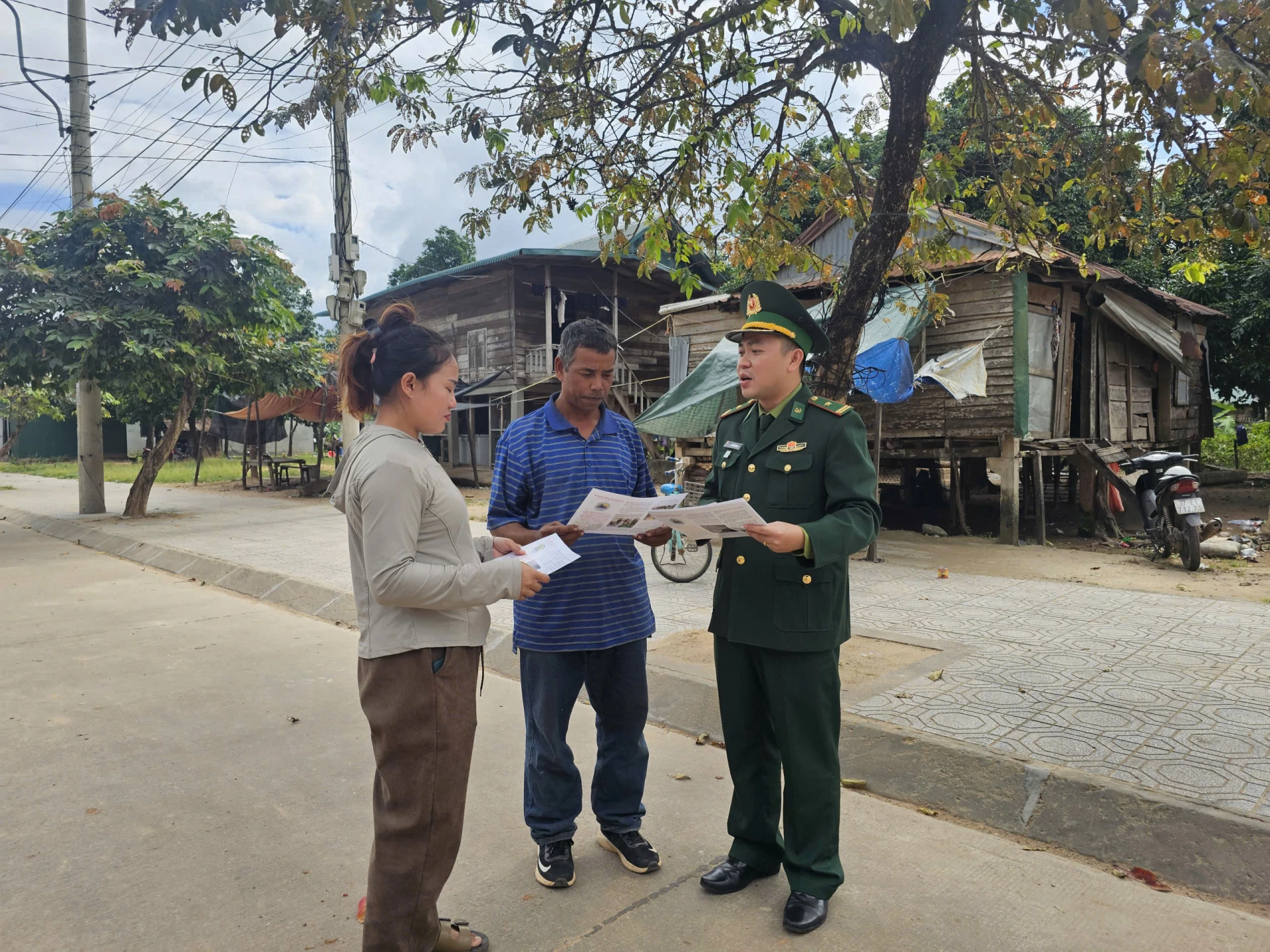 Tuyên truyền phòng, chống buôn lậu pháo nổ cho người dân vùng biên