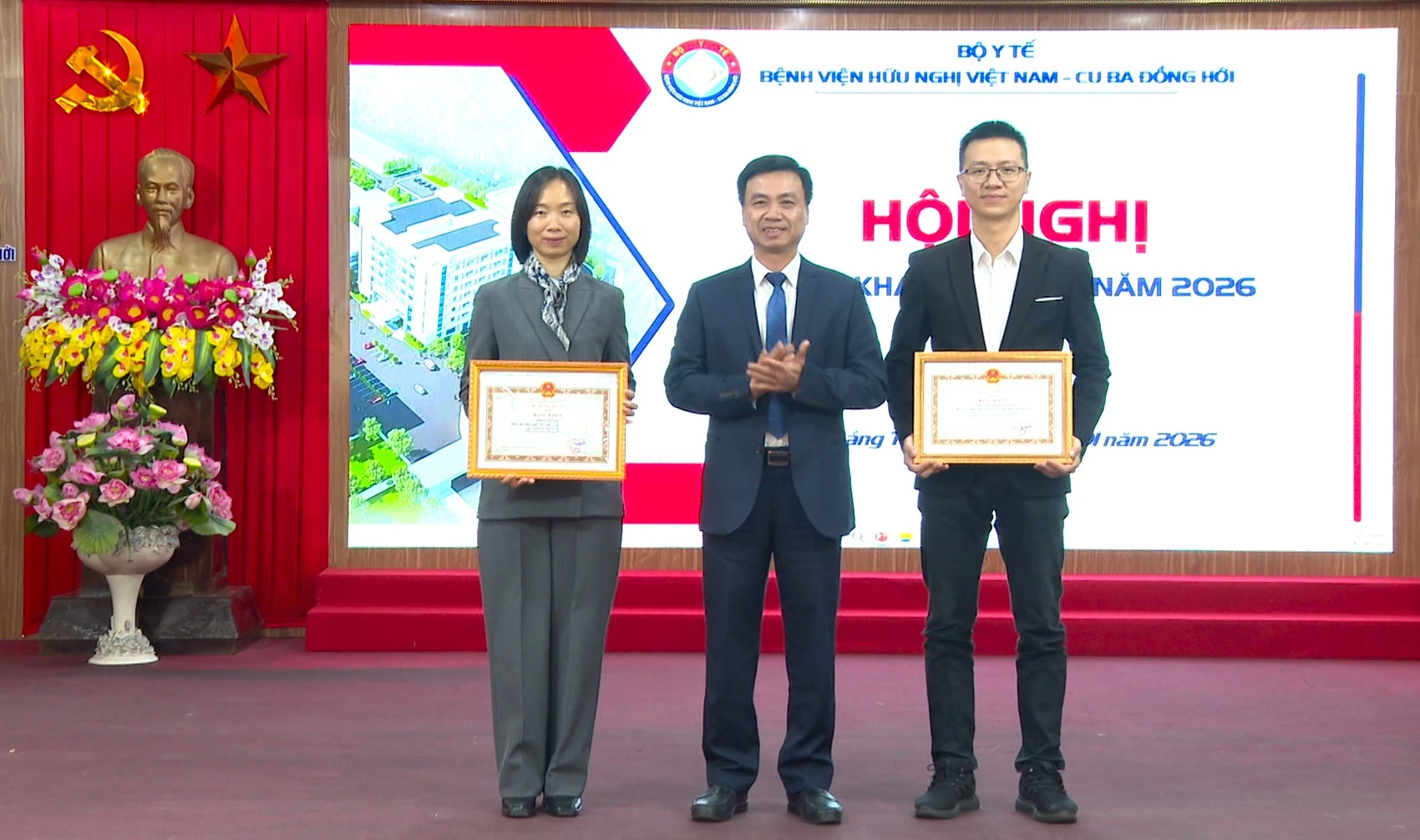 2 tập thể Bệnh viện Hữu nghị Việt Nam - Cuba Đồng Hới được nhận Bằng khen của Bộ Y tế - Ảnh: T.L