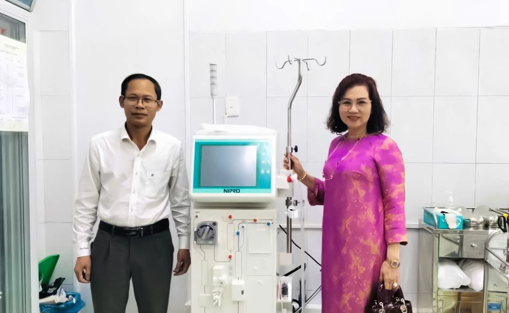 Trao tặng một máy chạy thận nhân tạo cho Bệnh viện đa khoa khu vực Lệ Thủy - Ảnh: N.H