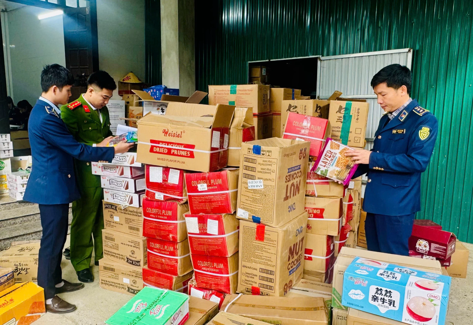 Lực lượng chức năng kiểm tra hàng hóa tại cơ sở kinh doanh Hoàng Hiển - Ảnh: T.T